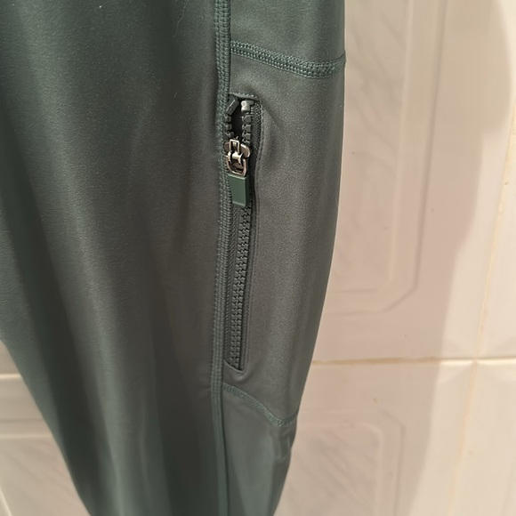 Fabletics Trinity Motion 360 HW Utility Legging - Picture 2 of 7